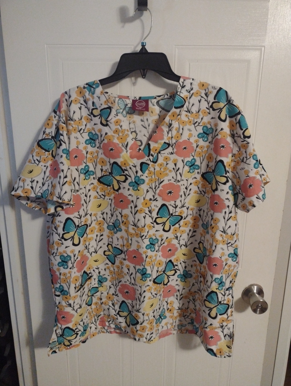 Divine Curves Butterfly Floral V-Neck Scrub Nurse Uniform Top